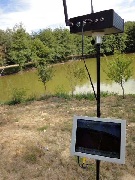 The R1OSD-fitted UAV groundstation, with a sunreadable LCD touchscreen and a control/data RF link, which has a maximum range of 10 kilometers.