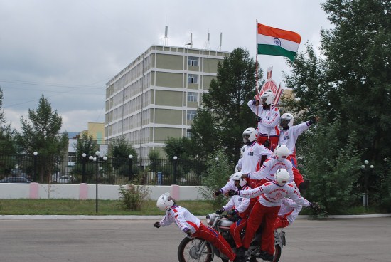 This team of stunt bikers is known as Shwet Ashwa (White Horses).